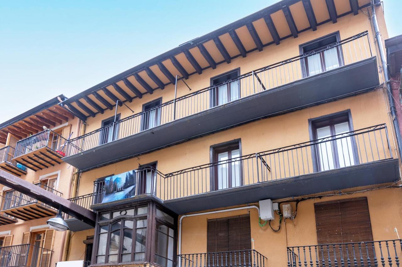 Heritage Apartments Cerdanya Al Carrer Major I Parking Puigcerda Bagian luar foto